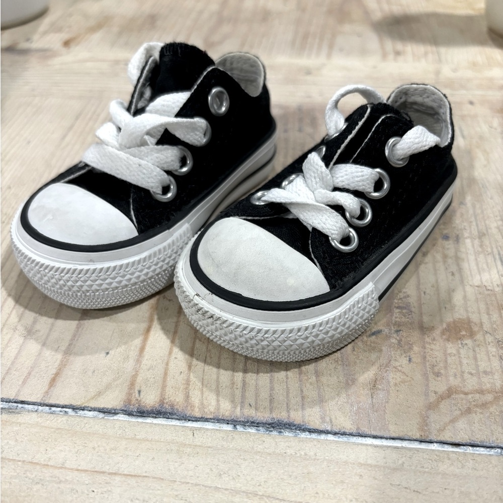 Converse toddler baby black shoes size 2 Chuck taylor low top all star